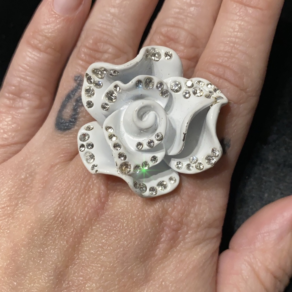 White metal and rhinestone flower ring sz 7